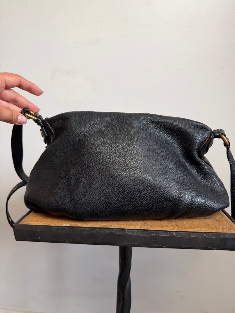 Marc by Marc Jacobs Classic Natasha black leather crossbody handbag. - Picture 5 of 10
